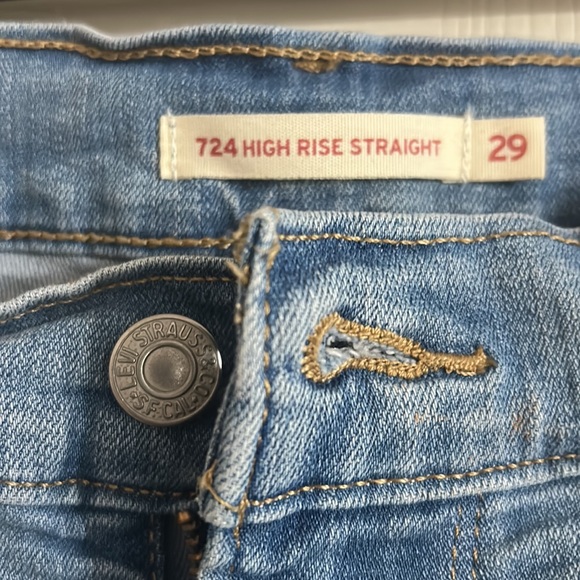 Levi’s Women’s Straight Leg Jeans. Light/medium wash. Size 29. - Picture 2 of 2